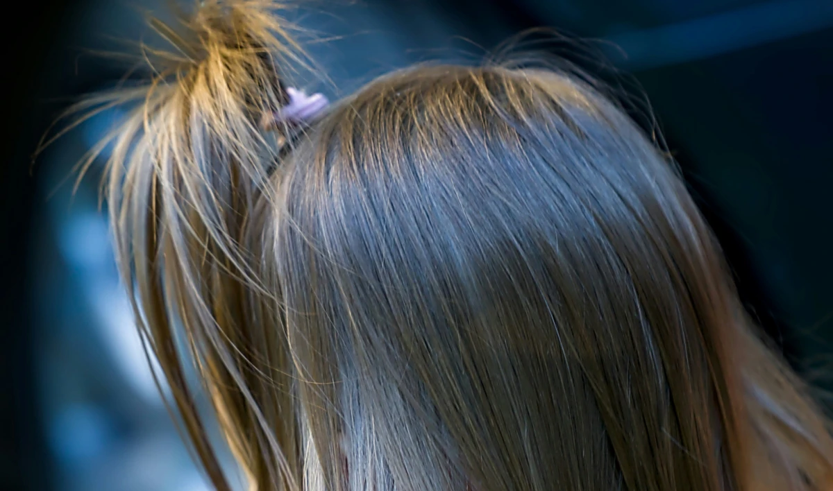 L'analyse des cheveux révèle les premiers signes de stress chez les enfants atteints de maladies chroniques